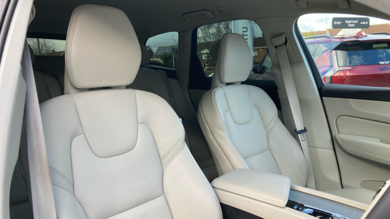 Volvo XC60 2.0 B4D Plus Dark 5dr AWD Geartronic Diesel Estate